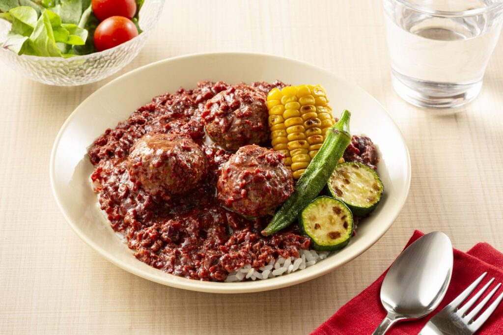 ひたちなか市の「常陸の輝きのコキアカレー 干し芋の芋蜜かけ」をアレンジした「コキアカレー」（茨城県地域振興課提供）